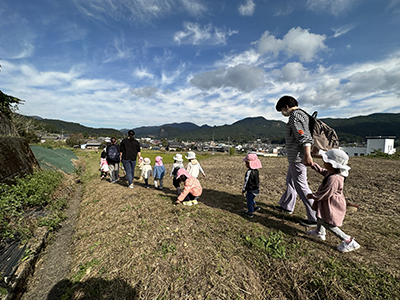 外へ外へ